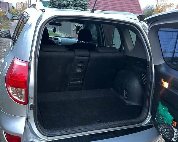 Серый Тойота РАВ 4, объемом двигателя 2 л и пробегом 236 тыс. км за 9200 $, фото 7 на Automoto.ua