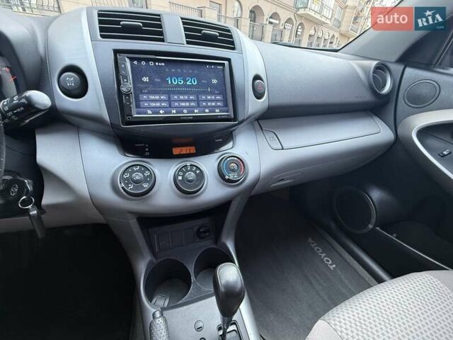 Серый Тойота РАВ 4, объемом двигателя 2.4 л и пробегом 230 тыс. км за 8900 $, фото 6 на Automoto.ua