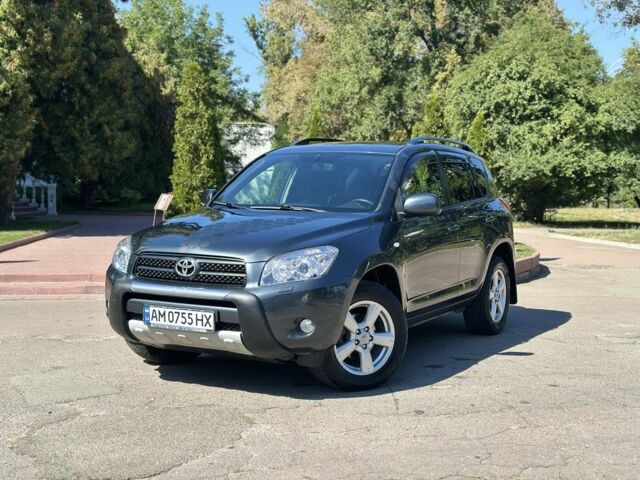 Серый Тойота РАВ 4, объемом двигателя 2 л и пробегом 250 тыс. км за 8650 $, фото 2 на Automoto.ua