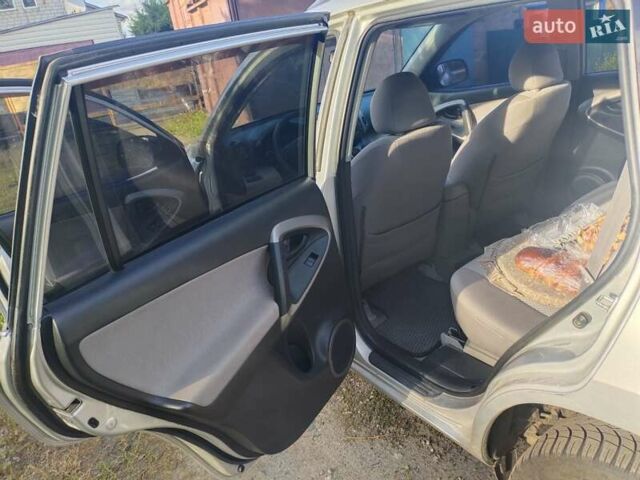 Серый Тойота РАВ 4, объемом двигателя 2.36 л и пробегом 196 тыс. км за 9500 $, фото 5 на Automoto.ua