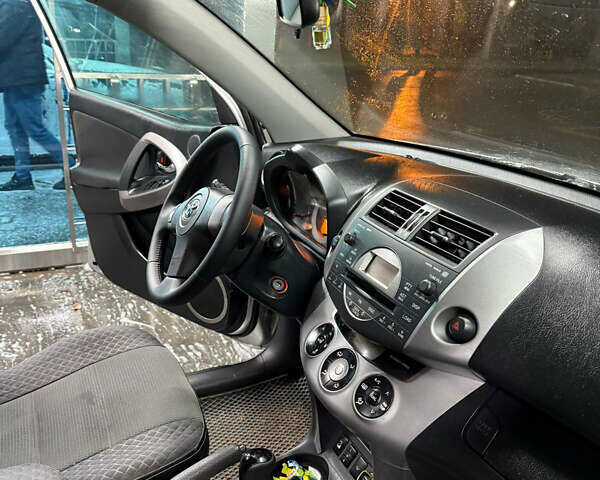 Серый Тойота РАВ 4, объемом двигателя 2 л и пробегом 212 тыс. км за 10800 $, фото 6 на Automoto.ua