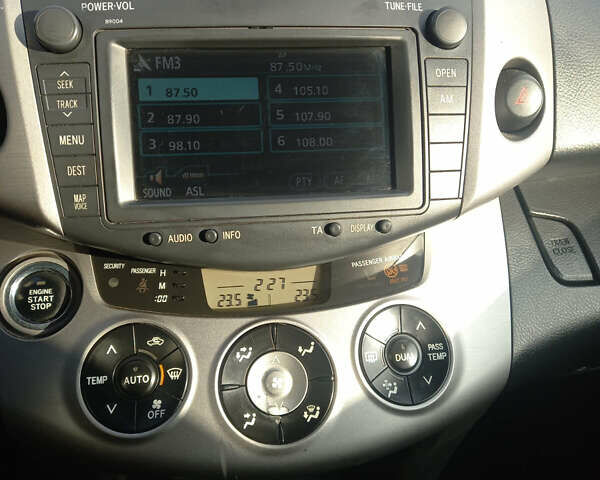 Тойота РАВ 4 2007 у Теребовле на Automoto.ua Сірий Тойота РАВ 4, об'ємом двигуна 2.2 л та пробігом 263 тис. км за 9200 $, фото 18 на Automoto.ua