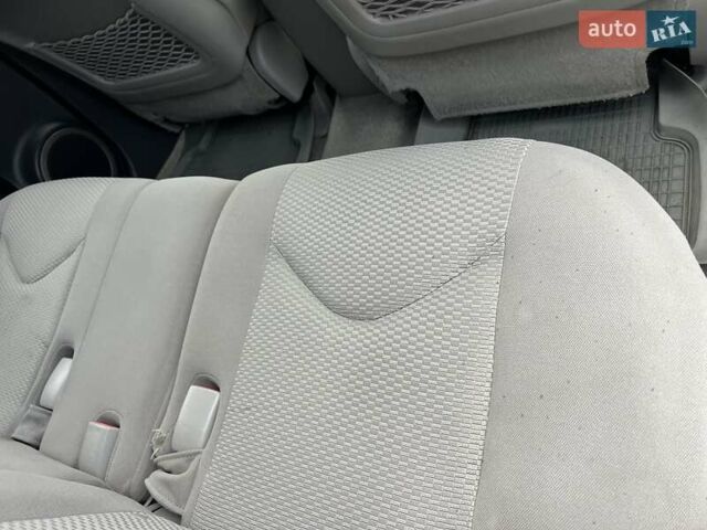 Серый Тойота РАВ 4, объемом двигателя 2.4 л и пробегом 143 тыс. км за 8500 $, фото 16 на Automoto.ua