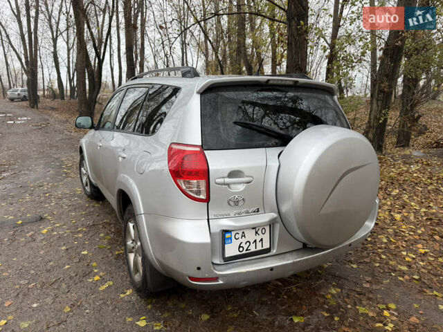 Серый Тойота РАВ 4, объемом двигателя 2.4 л и пробегом 174 тыс. км за 11700 $, фото 3 на Automoto.ua