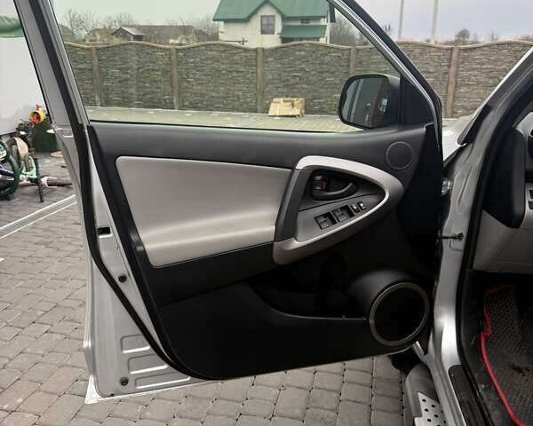 Сірий Тойота РАВ 4, об'ємом двигуна 2.4 л та пробігом 144 тис. км за 11200 $, фото 13 на Automoto.ua