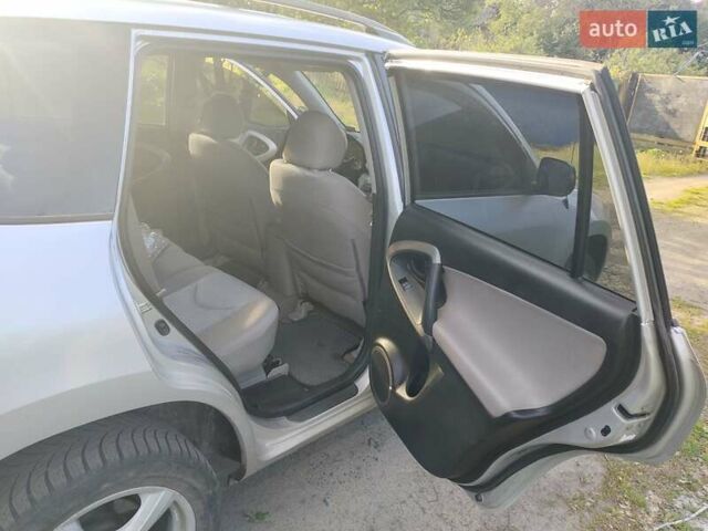 Серый Тойота РАВ 4, объемом двигателя 2.36 л и пробегом 196 тыс. км за 9500 $, фото 7 на Automoto.ua