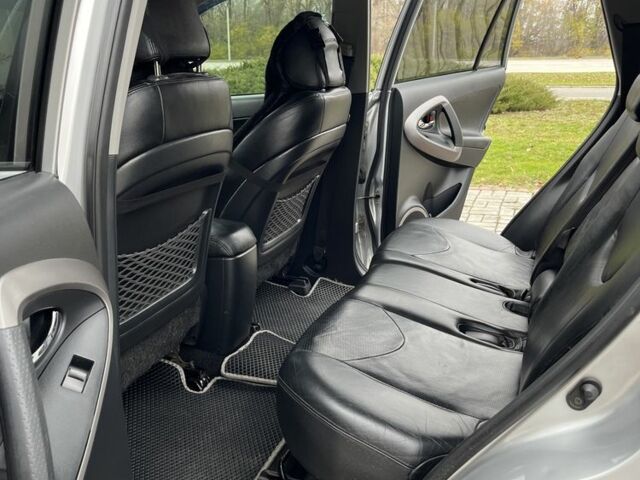 Серый Тойота РАВ 4, объемом двигателя 2 л и пробегом 219 тыс. км за 10300 $, фото 4 на Automoto.ua