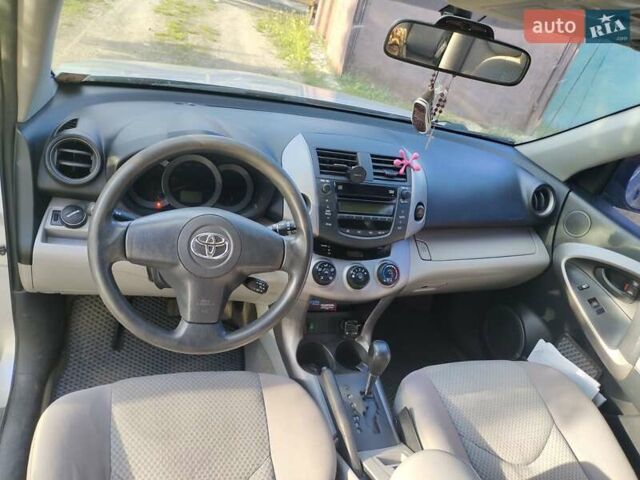 Серый Тойота РАВ 4, объемом двигателя 2.36 л и пробегом 196 тыс. км за 9500 $, фото 6 на Automoto.ua