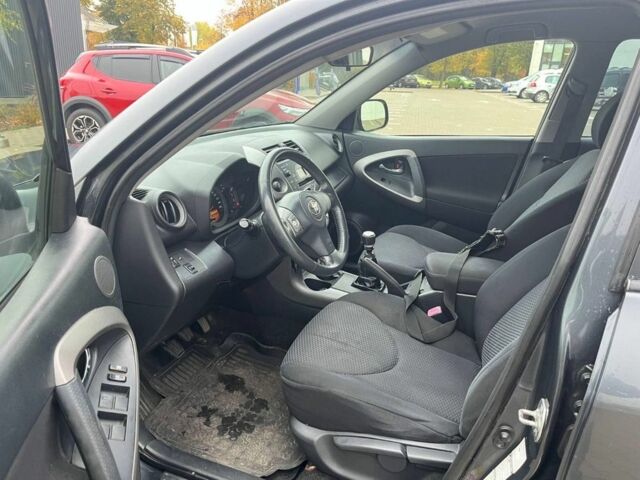 Серый Тойота РАВ 4, объемом двигателя 2.2 л и пробегом 350 тыс. км за 5100 $, фото 6 на Automoto.ua