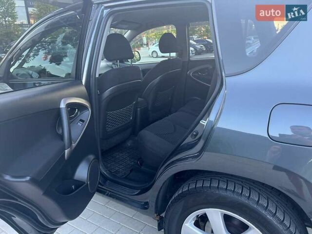 Серый Тойота РАВ 4, объемом двигателя 2 л и пробегом 243 тыс. км за 8800 $, фото 6 на Automoto.ua