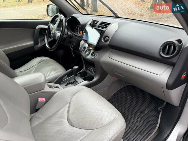 Серый Тойота РАВ 4, объемом двигателя 2.4 л и пробегом 174 тыс. км за 11700 $, фото 9 на Automoto.ua