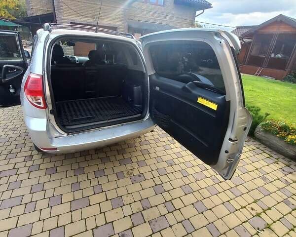 Серый Тойота РАВ 4, объемом двигателя 2.4 л и пробегом 282 тыс. км за 7900 $, фото 2 на Automoto.ua