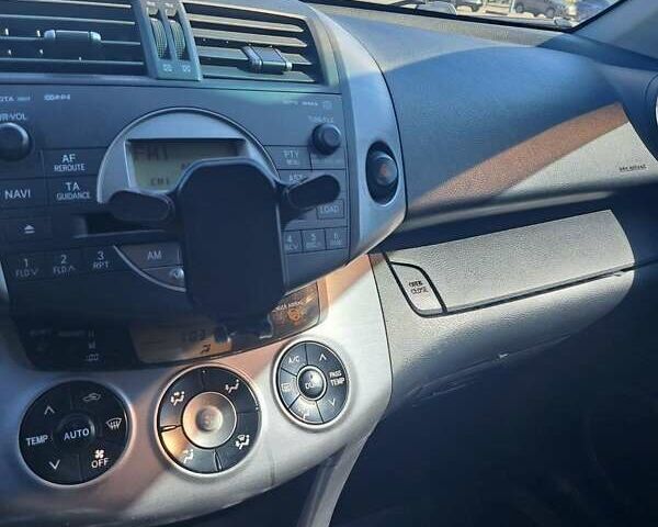 Сірий Тойота РАВ 4, об'ємом двигуна 2 л та пробігом 411 тис. км за 8200 $, фото 6 на Automoto.ua