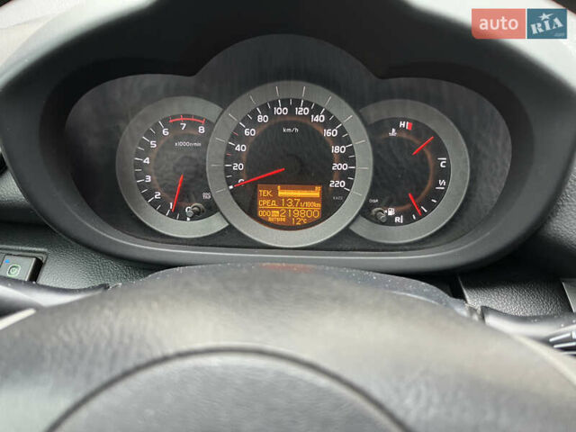 Серый Тойота РАВ 4, объемом двигателя 2 л и пробегом 219 тыс. км за 10500 $, фото 8 на Automoto.ua