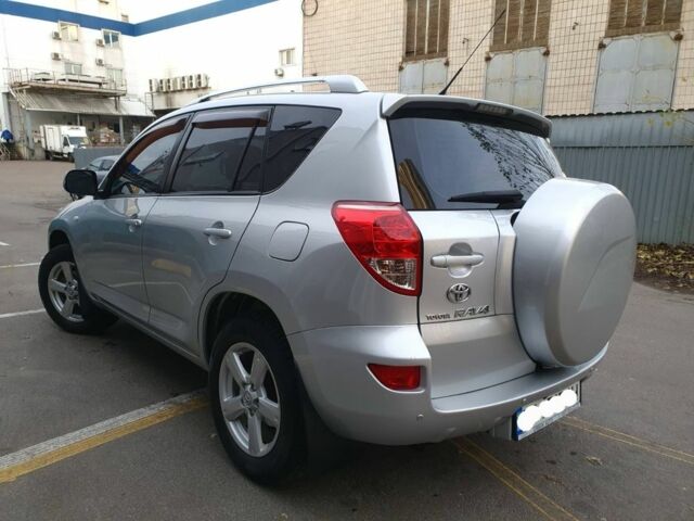 Серый Тойота РАВ 4, объемом двигателя 2 л и пробегом 238 тыс. км за 9500 $, фото 2 на Automoto.ua