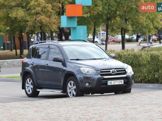 Серый Тойота РАВ 4, объемом двигателя 2.4 л и пробегом 155 тыс. км за 11000 $, фото 1 на Automoto.ua