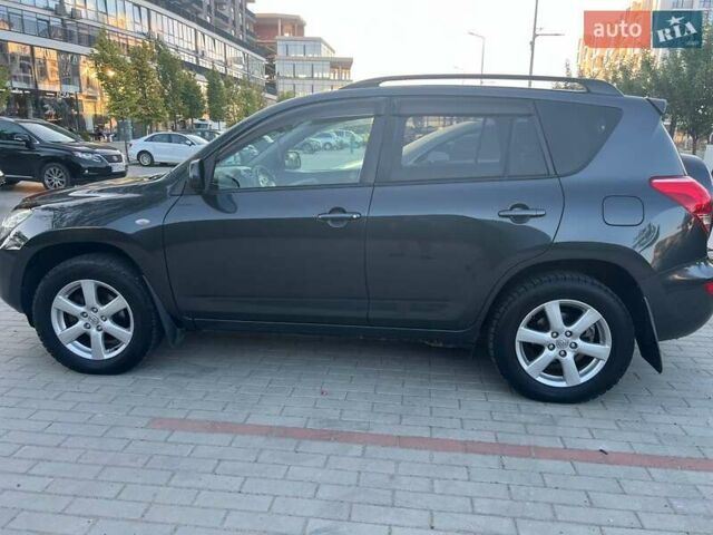 Серый Тойота РАВ 4, объемом двигателя 2 л и пробегом 243 тыс. км за 8800 $, фото 1 на Automoto.ua