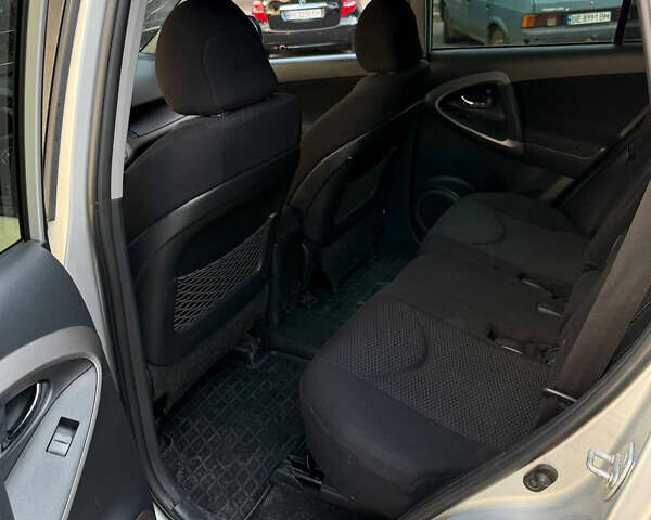 Сірий Тойота РАВ 4, об'ємом двигуна 2 л та пробігом 240 тис. км за 8700 $, фото 8 на Automoto.ua