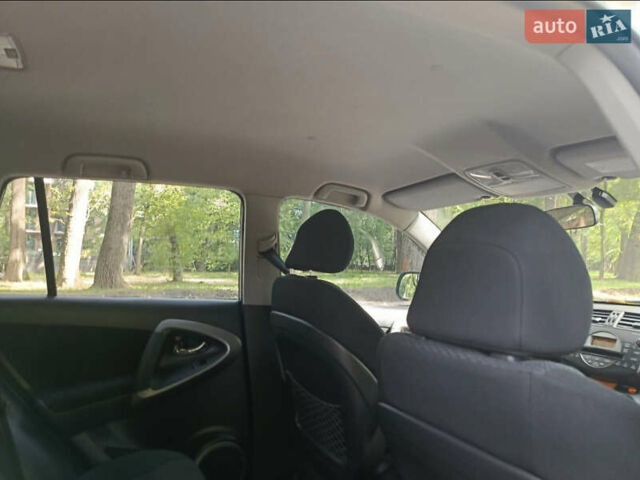 Серый Тойота РАВ 4, объемом двигателя 2 л и пробегом 214 тыс. км за 9000 $, фото 8 на Automoto.ua