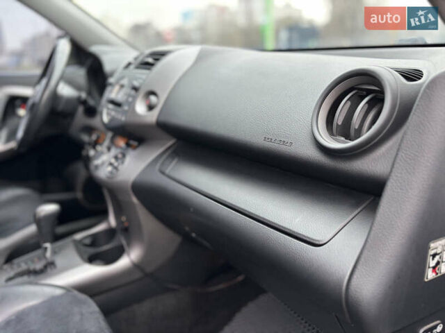 Серый Тойота РАВ 4, объемом двигателя 2 л и пробегом 172 тыс. км за 9500 $, фото 21 на Automoto.ua