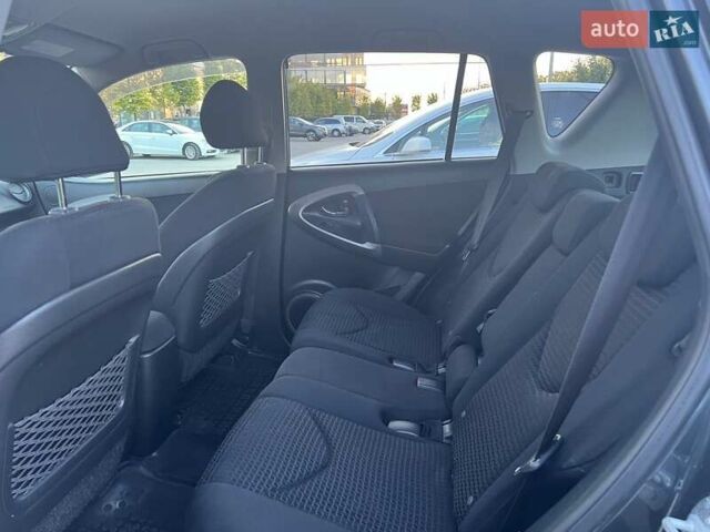 Серый Тойота РАВ 4, объемом двигателя 2 л и пробегом 243 тыс. км за 8800 $, фото 19 на Automoto.ua