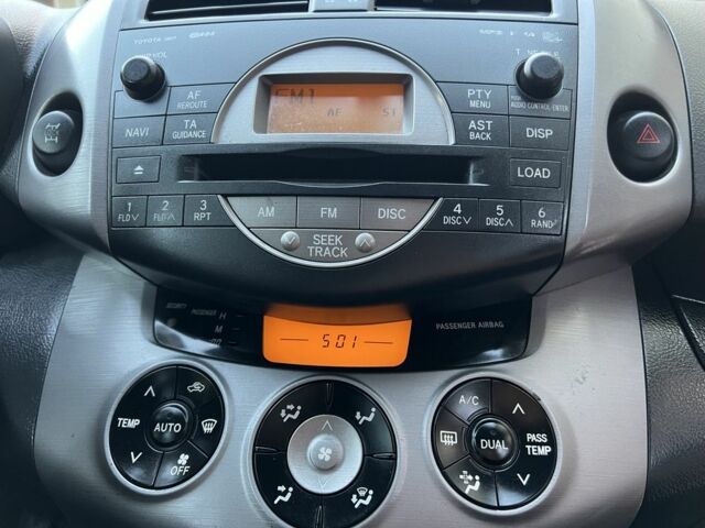 Сірий Тойота РАВ 4, об'ємом двигуна 2.2 л та пробігом 216 тис. км за 8200 $, фото 22 на Automoto.ua