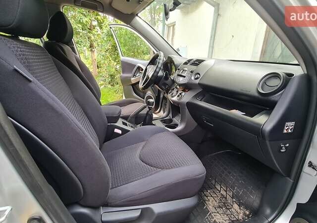 Серый Тойота РАВ 4, объемом двигателя 2.23 л и пробегом 280 тыс. км за 9300 $, фото 1 на Automoto.ua