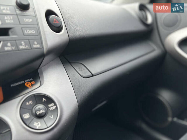 Серый Тойота РАВ 4, объемом двигателя 2 л и пробегом 172 тыс. км за 9500 $, фото 28 на Automoto.ua