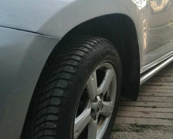 Серый Тойота РАВ 4, объемом двигателя 2 л и пробегом 230 тыс. км за 9700 $, фото 1 на Automoto.ua