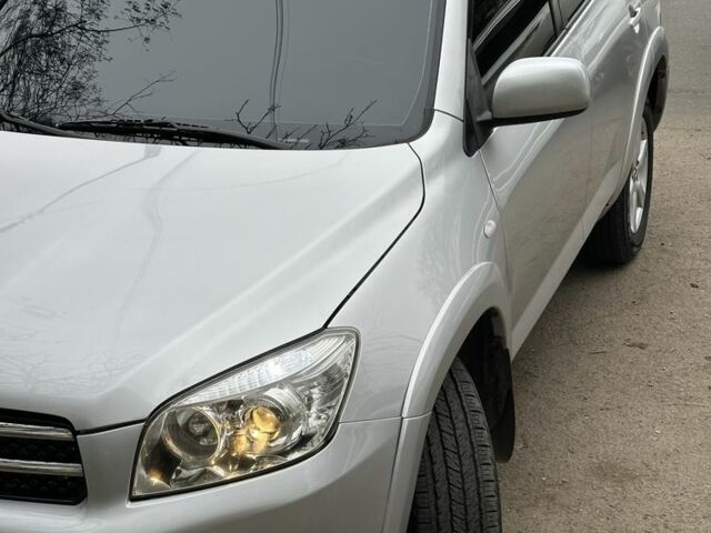 Серый Тойота РАВ 4, объемом двигателя 2.4 л и пробегом 133 тыс. км за 10000 $, фото 1 на Automoto.ua