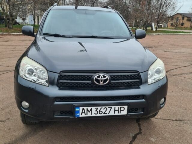 Серый Тойота РАВ 4, объемом двигателя 2 л и пробегом 238 тыс. км за 8800 $, фото 1 на Automoto.ua