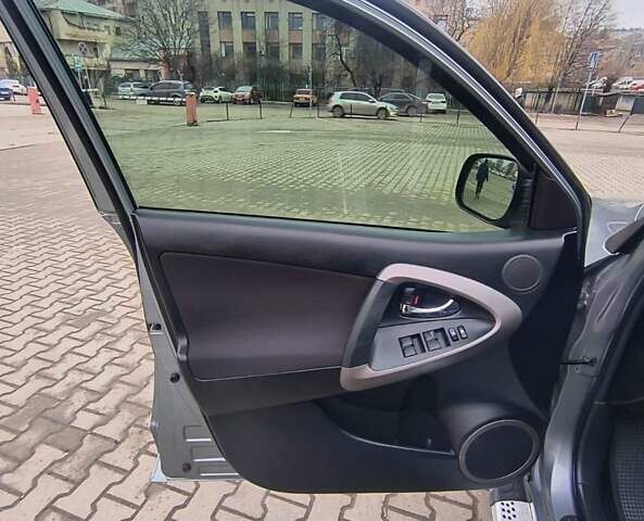 Серый Тойота РАВ 4, объемом двигателя 2.2 л и пробегом 265 тыс. км за 9400 $, фото 16 на Automoto.ua