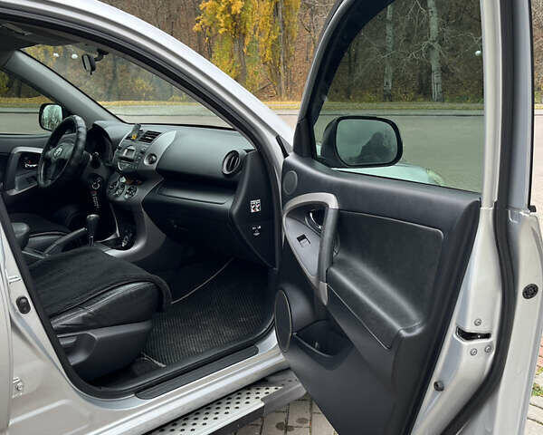 Серый Тойота РАВ 4, объемом двигателя 2 л и пробегом 219 тыс. км за 10500 $, фото 4 на Automoto.ua