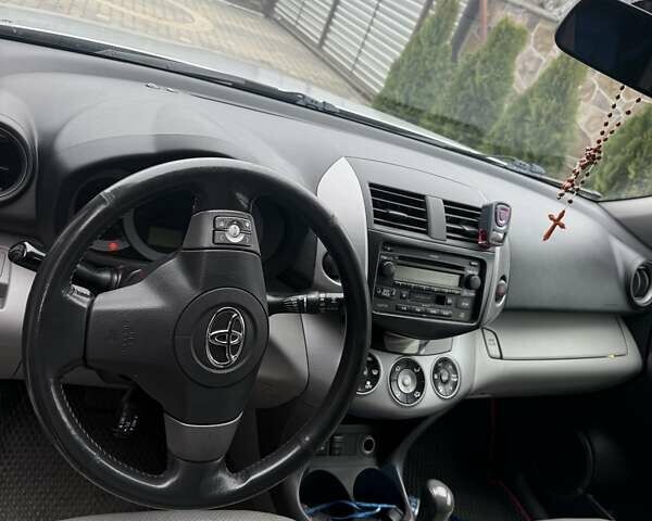 Сірий Тойота РАВ 4, об'ємом двигуна 2.4 л та пробігом 144 тис. км за 11200 $, фото 16 на Automoto.ua