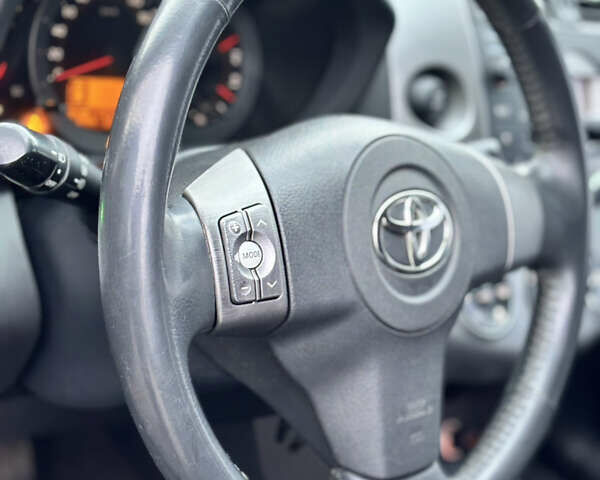 Серый Тойота РАВ 4, объемом двигателя 2 л и пробегом 172 тыс. км за 9500 $, фото 24 на Automoto.ua