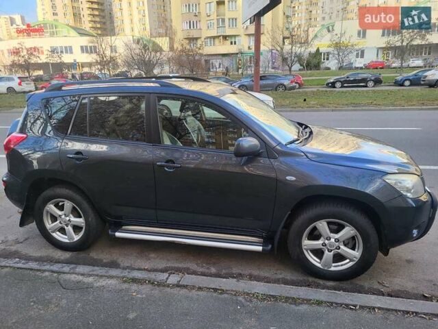 Серый Тойота РАВ 4, объемом двигателя 2 л и пробегом 252 тыс. км за 10200 $, фото 1 на Automoto.ua