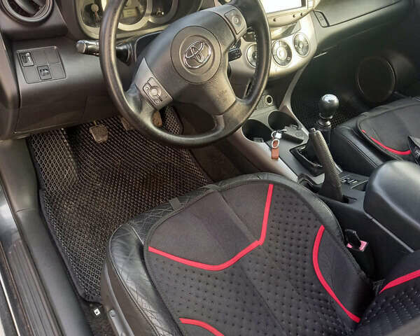 Тойота РАВ 4 2007 у Теребовле на Automoto.ua Сірий Тойота РАВ 4, об'ємом двигуна 2.2 л та пробігом 263 тис. км за 9200 $, фото 12 на Automoto.ua