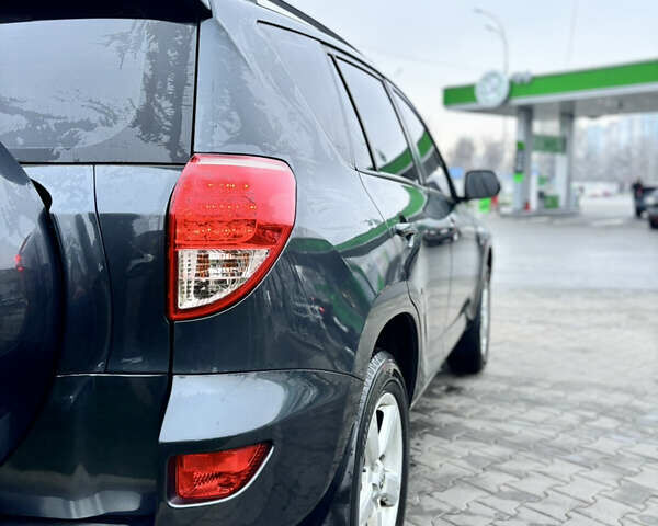 Серый Тойота РАВ 4, объемом двигателя 2 л и пробегом 172 тыс. км за 9500 $, фото 7 на Automoto.ua