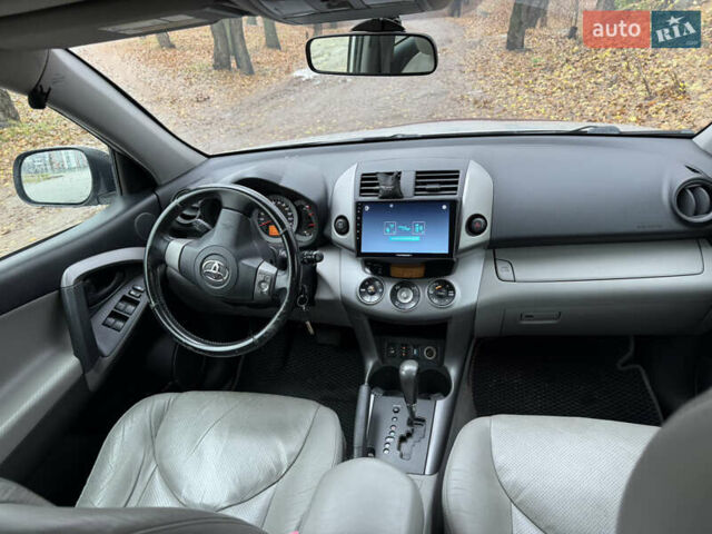 Серый Тойота РАВ 4, объемом двигателя 2.4 л и пробегом 174 тыс. км за 11700 $, фото 6 на Automoto.ua