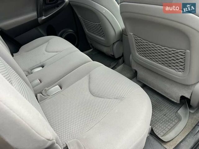 Серый Тойота РАВ 4, объемом двигателя 2.4 л и пробегом 143 тыс. км за 8500 $, фото 15 на Automoto.ua