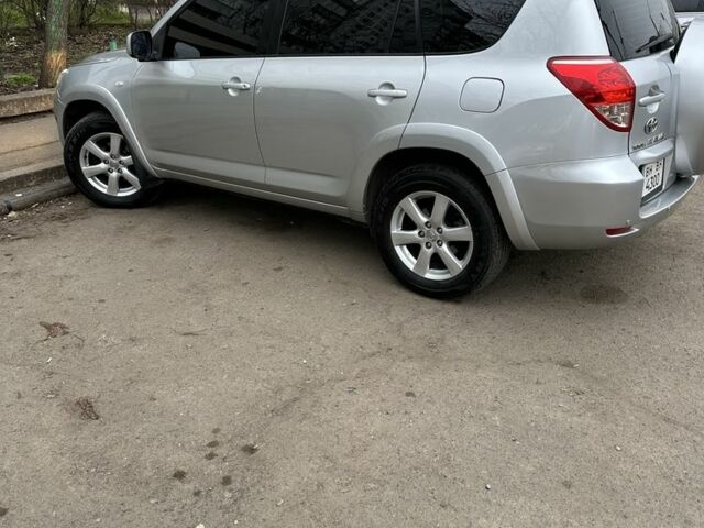 Серый Тойота РАВ 4, объемом двигателя 2.4 л и пробегом 133 тыс. км за 10000 $, фото 3 на Automoto.ua