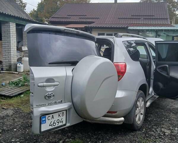 Серый Тойота РАВ 4, объемом двигателя 2.36 л и пробегом 146 тыс. км за 10900 $, фото 1 на Automoto.ua