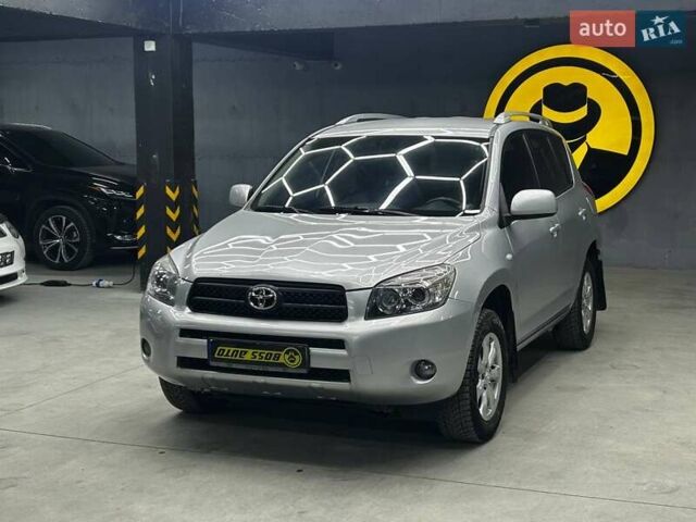 Серый Тойота РАВ 4, объемом двигателя 2 л и пробегом 220 тыс. км за 9300 $, фото 2 на Automoto.ua