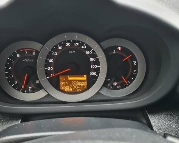 Серый Тойота РАВ 4, объемом двигателя 2 л и пробегом 238 тыс. км за 8800 $, фото 1 на Automoto.ua