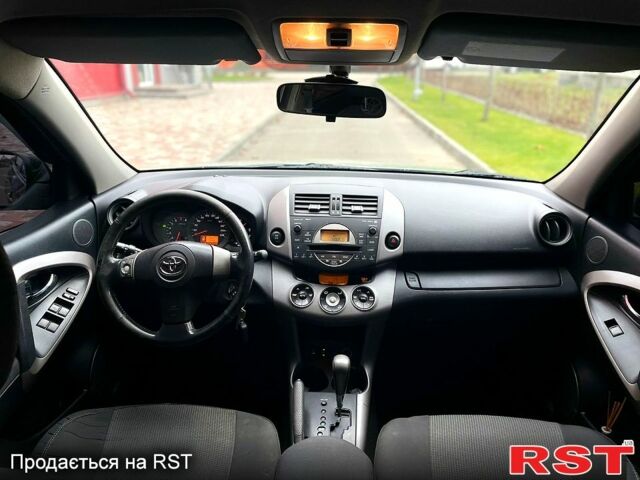 Серый Тойота РАВ 4, объемом двигателя 2 л и пробегом 200 тыс. км за 8800 $, фото 1 на Automoto.ua