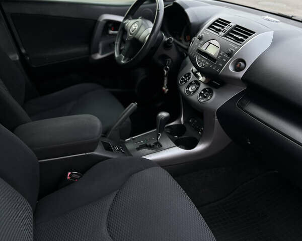 Серый Тойота РАВ 4, объемом двигателя 2 л и пробегом 213 тыс. км за 9800 $, фото 10 на Automoto.ua