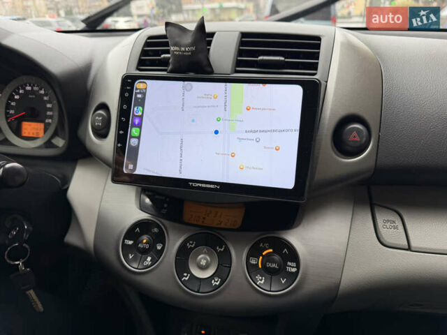 Серый Тойота РАВ 4, объемом двигателя 2.4 л и пробегом 174 тыс. км за 11700 $, фото 13 на Automoto.ua