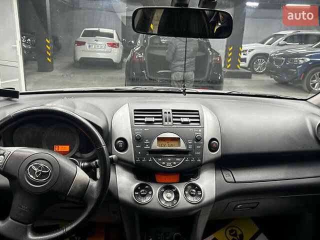 Серый Тойота РАВ 4, объемом двигателя 2 л и пробегом 220 тыс. км за 9300 $, фото 6 на Automoto.ua