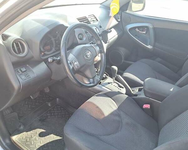 Сірий Тойота РАВ 4, об'ємом двигуна 2 л та пробігом 411 тис. км за 8200 $, фото 5 на Automoto.ua