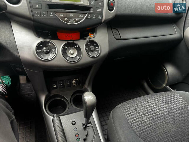 Серый Тойота РАВ 4, объемом двигателя 2 л и пробегом 232 тыс. км за 11500 $, фото 44 на Automoto.ua